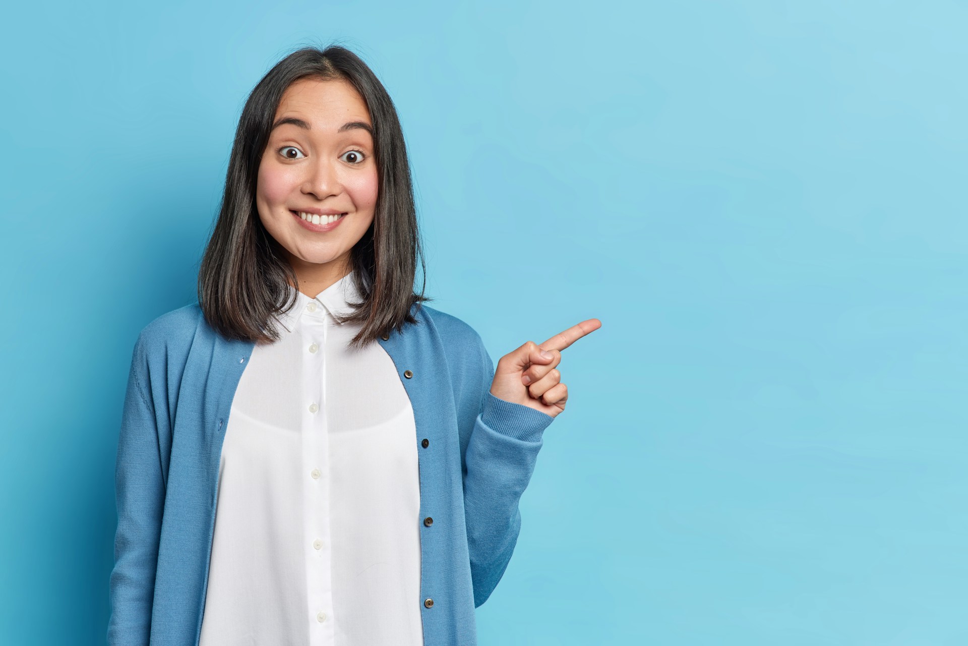 Lady pointing toward her left, indicating the topic of what citing sources looks like.